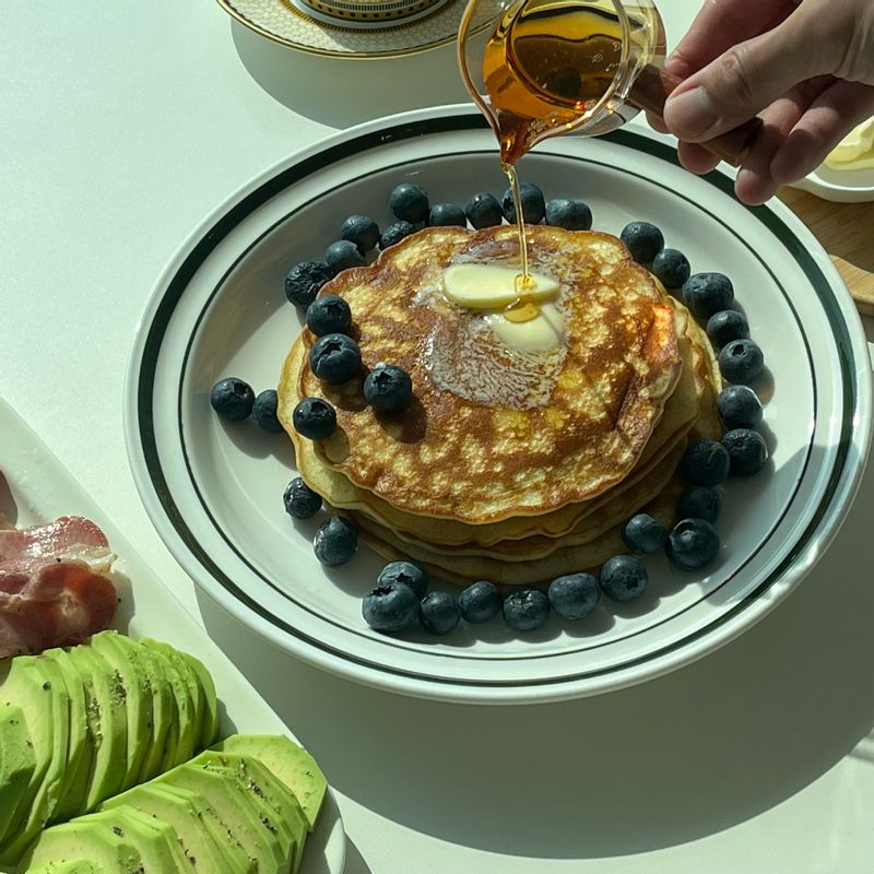 팬케이크 하나로 홈브런치 분위기 물씬 풍기지 않나요? 주말 아점으로는 최고인듯해요 😉 #홈브런치 #팬케이크 #홈카페 #브런치메뉴 #블루베리 #온더테이블