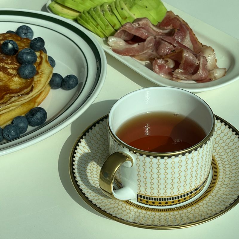 따뜻한 홍차랑 같이 여유 즐겨보세요! 저는 홍차에 우유 조금 타서 밀크티로 마시는걸 좋아해요~ #홍차 #티타임 #밀크티