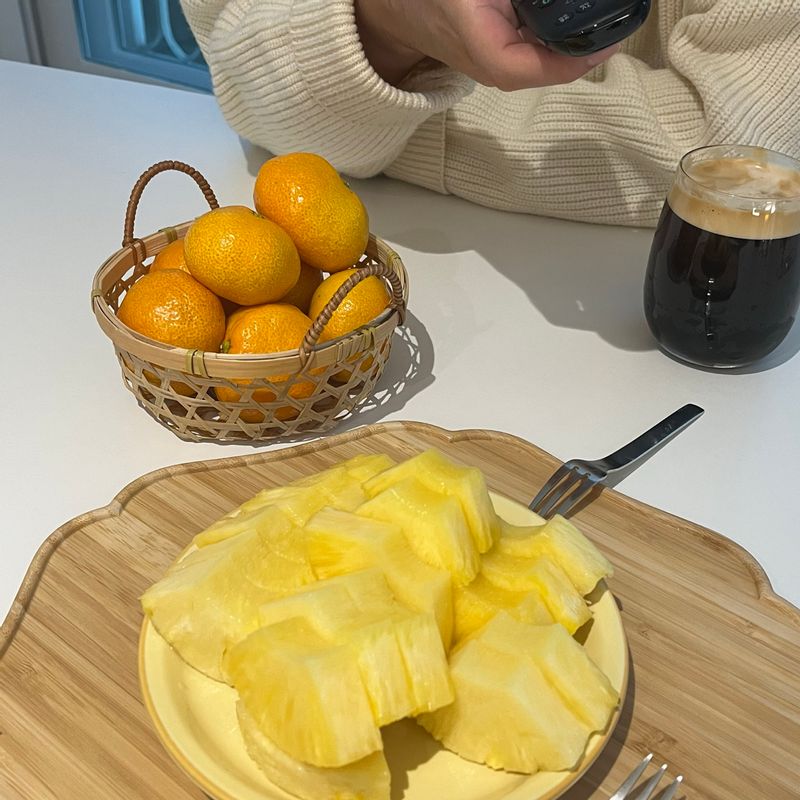 이제 귤이 계절이 돌아왔어요 🍊 티비 보면서 먹다보면 순식간에 사라지더라구요 ㅠㅠ  #겨울간식 #간식 #귤 #온더테이블 #과일