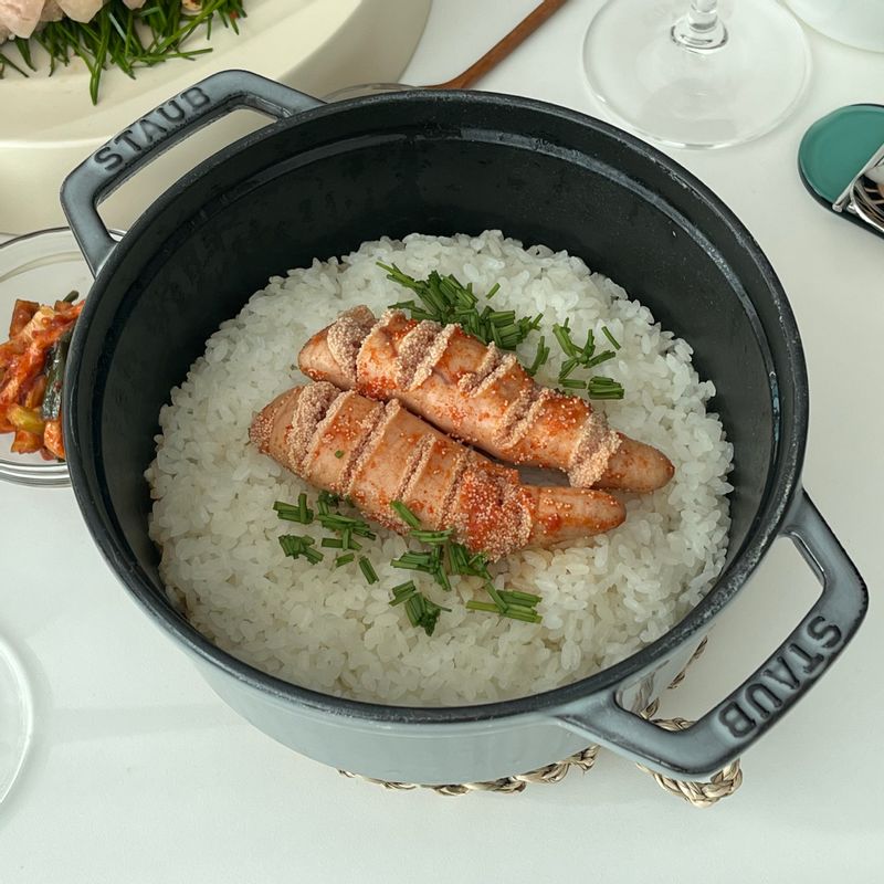 처음 스타우브로 솥밥을 해봤어요! 첫 도전인데 우리의식탁 레시피 그대로 따라했더니 성공했어요 ㅎㅎㅎ  밥 슥슥 비볐더니 진짜 꿀맛!! 또 해먹어보려구요 ㅎㅎ   #솥밥 #명란 #명란솥밥 #한식 #온더테이블 #초대요리