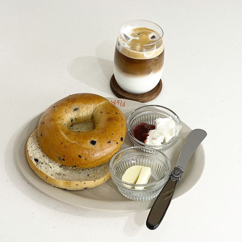 베이글 어떤거 발라 드세요? 🍓딸기쨈 🍼 크림치즈 🧈 버터 #홈카페 #온더테이블 #베이글 #홈브런치 #베이커리 #빵 #빵순이 #빵덕후