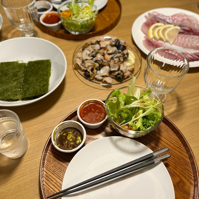횟감에 감태 싸서 드셔보세요! 정말 새로운 맛, 상상 이상의 맛이 납니다 🐠🐳🍃🌿  정말 얼마나 맛있게요~??🤤  #해산물 #회 #온더테이블 #초대요리 #술안주