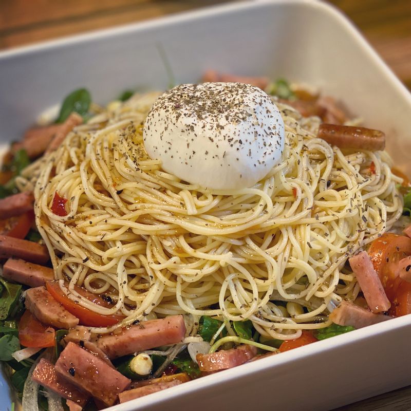 강남에서 먹던 새콤달콤한 샐러드파스타🍝🥗  갑자기 생각날 때가 있었어요🥲  집에서도 간단하게 만들 수 있어요❣️  🏷소스 tip : 오리엔탈+발사믹+스위트칠리 입맛에 맞게 비율을 조정해주세요~  냉털로도 좋아요😍  모두들 맛있는 식사하세요~~💕   #샐러드 #샐러드파스타 #파스타 #콜드파스타 #냉털