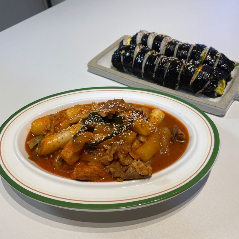 집에서 만든 떡볶이가 생각날 때가 있지요🏡 간단하지만 맛있는 분식은 오랜만에 먹으면 더더어어어 맛있는 것 같아요👍🏻👍🏻 간식으로도 딱입니다😝😝 차돌을 넣으면 고소한 풍미가 업❣️ #떡볶이 #국물떡볶이 #집밥 #홈메이드 #간식 #비오는날 #분식