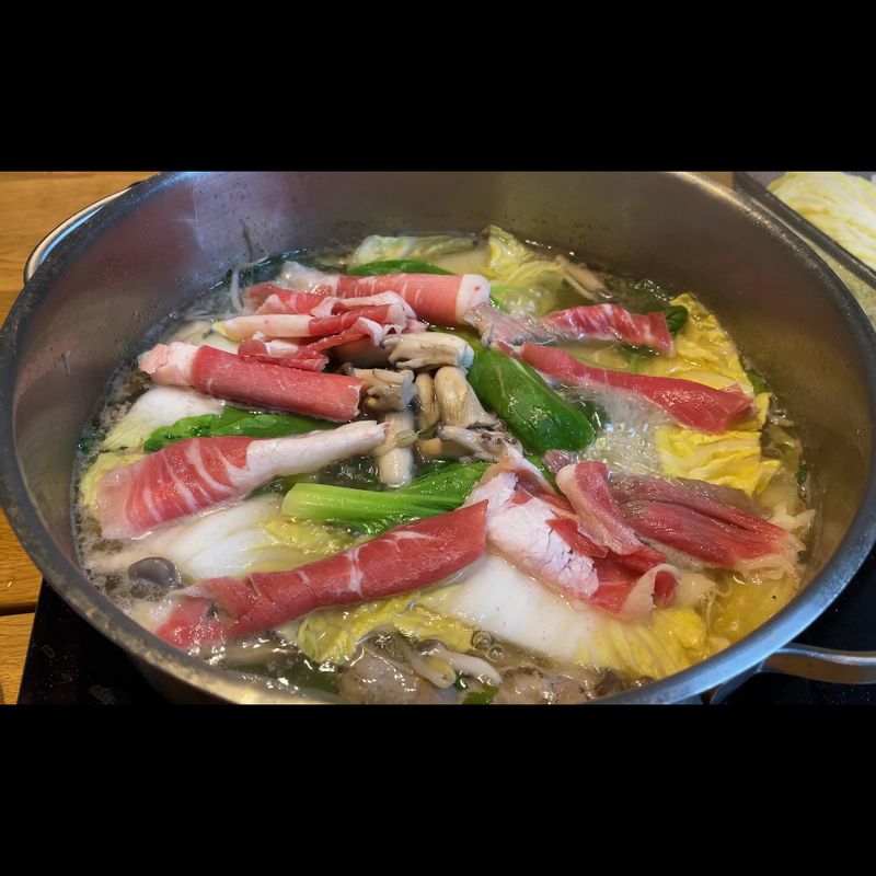 뜨끈~~ 한 국물 없이는 밥을 못 먹겠는 요즘.  간단하게 준비해도 너무 맛있는 샤브샤브로 건강하고 따뜻하게 저녁을 준비했어요🍲🍲🍲🍲  맛있겠다..🤤🤤  #전골 #샤브샤브 #국물 #국물요리 #따뜻 #신혼식탁 #마무리는 #칼국수