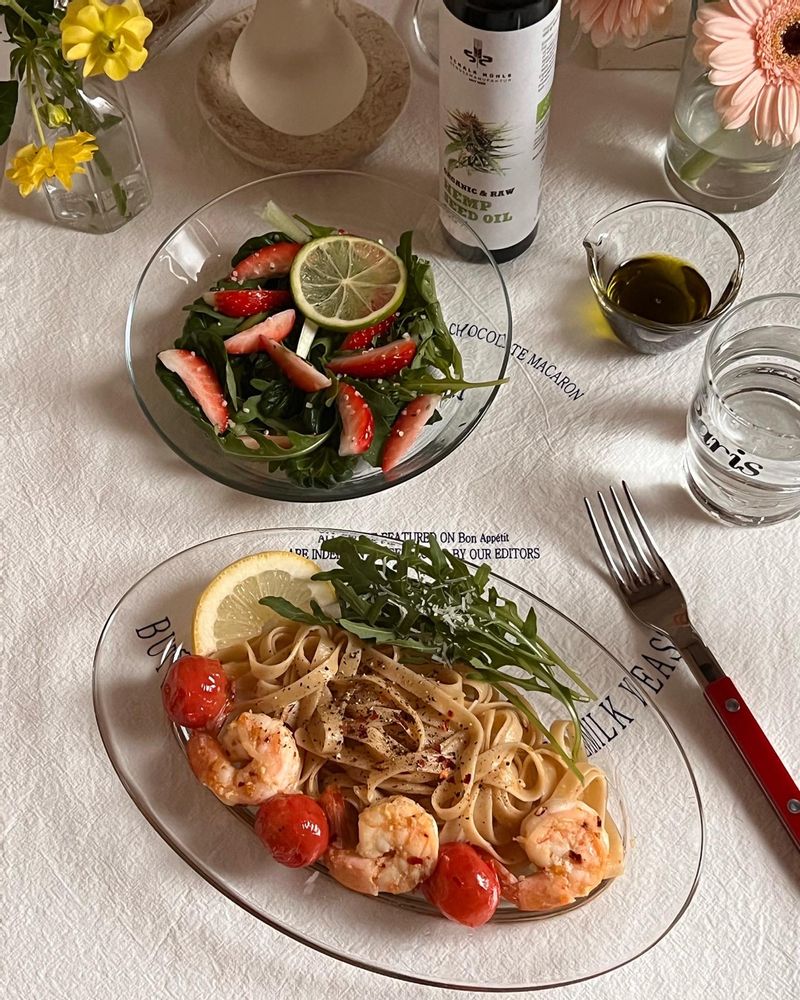 담백한 새우 오일 파스타와 상코미 딸기 샐러드🍓♡  #샐러드 #홈카페 #파스타