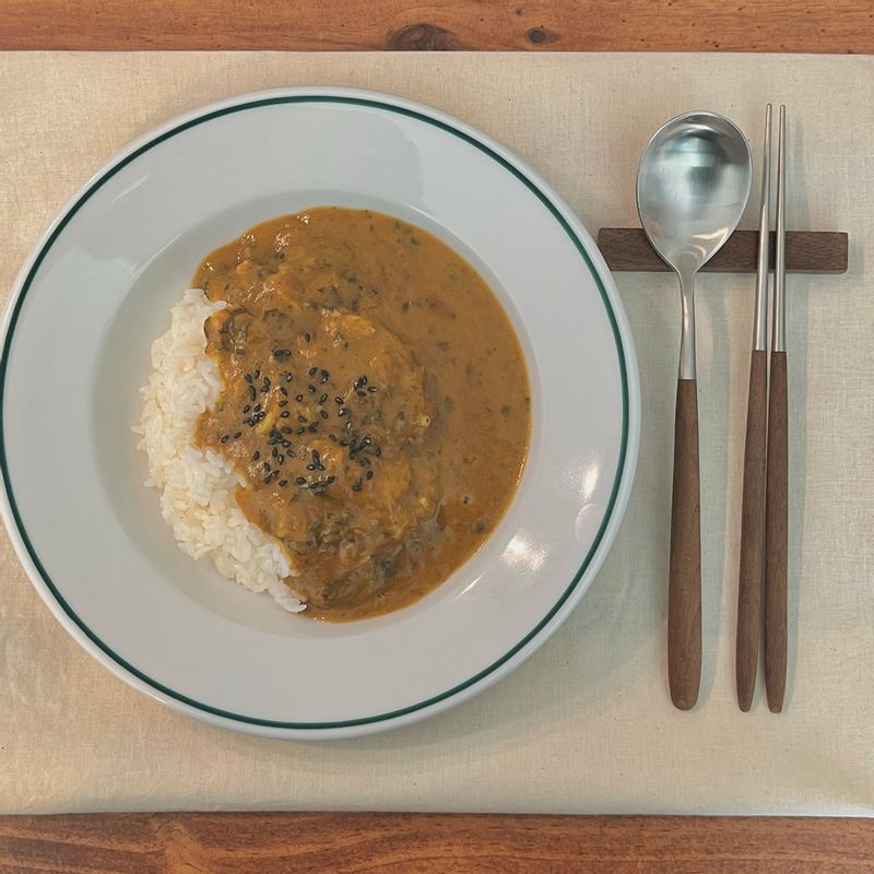 카레를 너무 좋아해요. 그중에서도 담백한 맛이 중독적인 시금치커리를 가장 좋아하는데요 🍛 이번에 우리의식탁에서 구매한 시금치커리 너무 맛있고 너무 간편해서 모두에게 추천하고 싶어요. 새로운 쟁여템 ✨ #시금치커리 #시금치카레 #카레맛집 #점심메뉴 #깨솔솔 #뚝딱 #카레