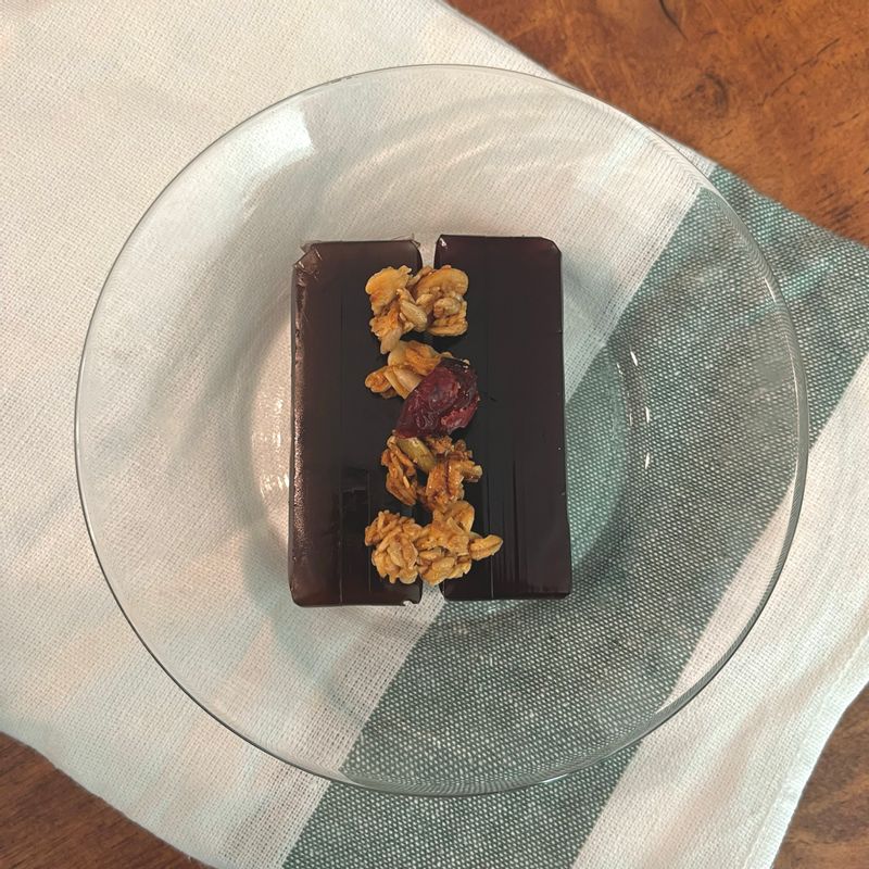 간식 양갱 위에 수제그래놀라를 올려 함께해봤어요.  한 입 먹고 셀프칭찬..🤍 이런 때에 행복을 느껴요 소확행 🤍 어디든 다 잘 어울리는 신비한 그래놀라예요 ☺️  #밤양갱 #그래놀라 #꿀조합 #간식 #당충전 #소확행