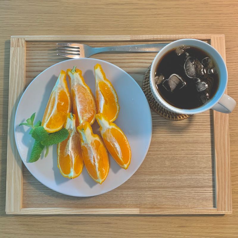 성큼 다가온 겨울, 그래도 귤이 있어서 얼마나 다행인지 몰라요 🍊 상콤하게 기분 좋은 하루 시작 ☺️ #겨울 #무셔 #귤 #모닝커피 #알레그리아원두 #꿀모닝