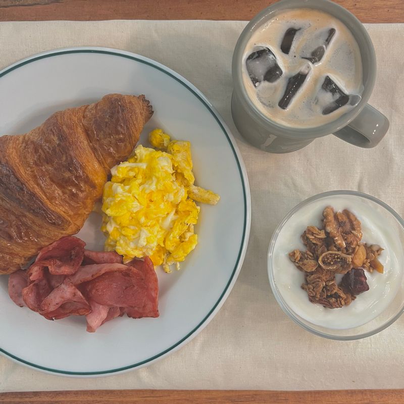 주말 브런치 🍳 느긋하게 일어나 좋아하는 노래를 틀고 남편이 스크램블 베이컨을 굽는 동안 저는 커피를 내려요.  기분 좋은 아침을 먹으니까 기분 좋은 하루가 될 것 같아요 ☺️  #브런치 #홈브런치 #조식 #주말아침 #행복