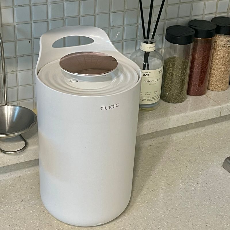 진작 바꿀걸 그랬어요! 음식물 쓰레기통만 바꿨을 뿐인데 기분이 이렇게 좋다니 ☺️ 인테리어에 해치지 않아 좋고, 진공 시스템이라 좋고, 새로운 살림템은 그냥 늘 좋고(?)🤍  #플루딕 #살림템 #살림템추천