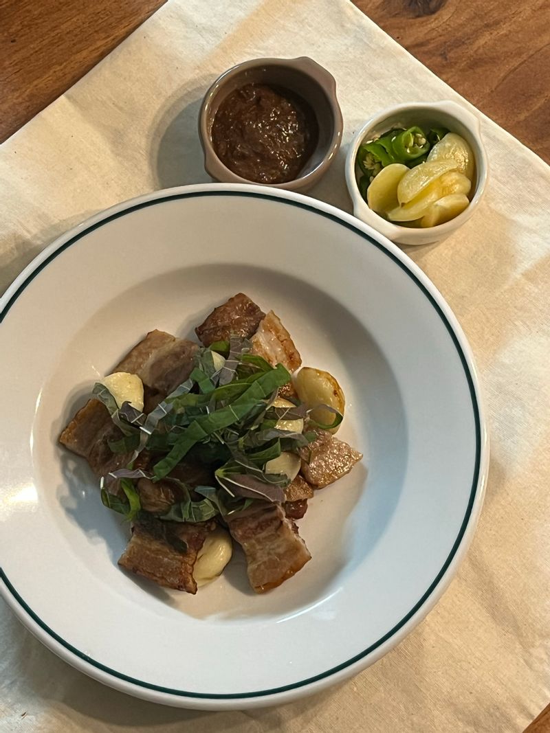 제주템들로 제주 너낌 한 끼 완성 🤍 멜젓에 삼결살 찍어먹기 넘 좋아해요 😆 특히 멜젓은 튜브형이라 넘 편하고 맛있어서 엄청 만족하는템!  야채랑 와구와구 함냐함냐 🥬🍖  #삼겹살 #멜젓 #집밥 #한식