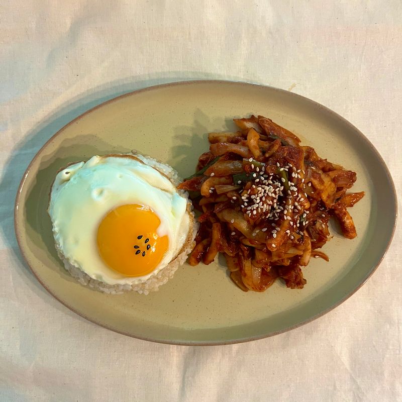 오징어러버는 군산오징어를 시켜보았죠 🦑 야채를 따로 넣으려고 했는데 이미 실하게 들어있어서 따로 추가하지 않았어요. 크으 이 집 잘하네~  #오징어 #군산오징어 #맛집 #한식 #집밥 #간편식러버