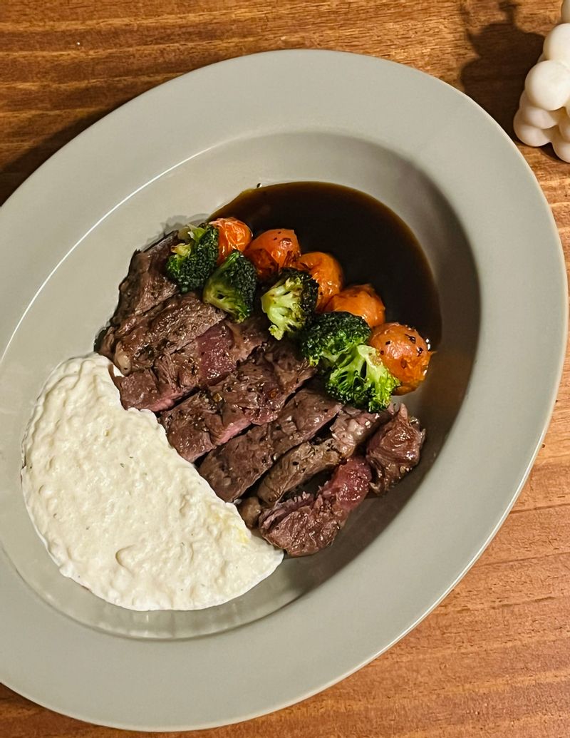 주말 마무리는 밀키트와 함께...🍖🤎 감자크림소스가 신의 한 수 🙊 #주말 #일요일 #밀키트 #스테이크 #밀키트맛집 #밀키트추천