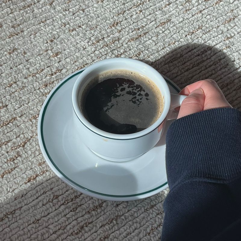 얼죽아지만 아주 가아끔 뜨아를 마셔요 이쁜 컵앤소서에 즐기면 더 맛이 좋그든요 ☺️ #커피 #아메리카노 #뜨아 #컵앤소서 #감성키친템