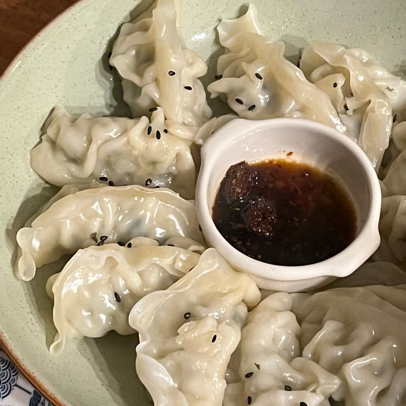 만두피도 쫠깃하니 맛있고 육즙도 고급진 맛이라 넘 좋아라하는 만두예요 🥟 여러분은 어떤 스타일의 만두를 좋아하시나요? #만두 #고기만두 #흑돼지만두 #만두킬러