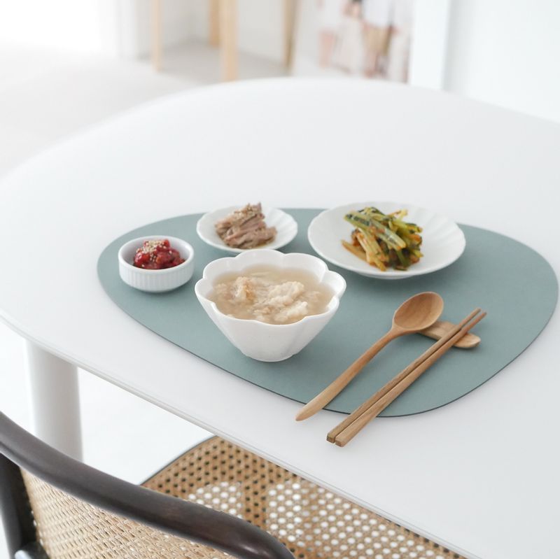 오늘 아침은 따뜻한게 땡겨서 누룽지를 끓였어요 :) 구수한 누룽지 너무 좋아해요 숭늉 텀블러에 넣어서 외출하고싶네요 ^^ #누릉지 #아침 #집밥 #테이블매트 #린드DNA