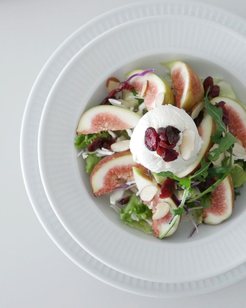 무화과와 리코타치즈가 이렇게 잘 어울리다뇨 ? ^^ 먹어도 먹어도 너무 맛있더라구요 집에서 간단하게 만들어먹기 너무 좋아요 :) #무화과리코타샐러드 #샐러드 #무화과 #리코타치즈 #무화과샐러드