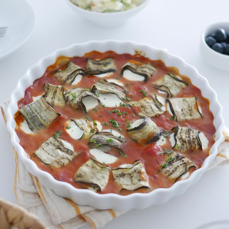 멜란자네 :) 가지에 치즈를 말아서 토마토 소스 위에 올려서 오븐에 돌리면 훌륭한 브런치가 탄생되요 ^^ #가지요리 #가지치즈말이 #필리빗 #파이접시 #홈브런치 #브런치