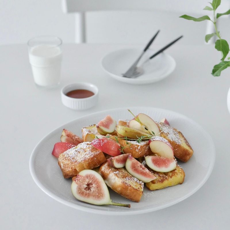 프렌치토스트에 무화과 그리고 루비에스사과 그 위에 달달한 시럽 올려서 홈카페 즐겼어요 :) 언제 먹어도 맛있는 프토 !