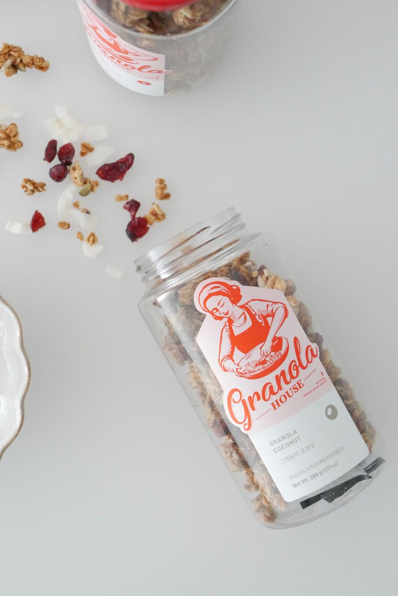 그래놀라 크기도 너무 작지 않고  많이 달지 않아서 그냥 먹기에도 굿 !