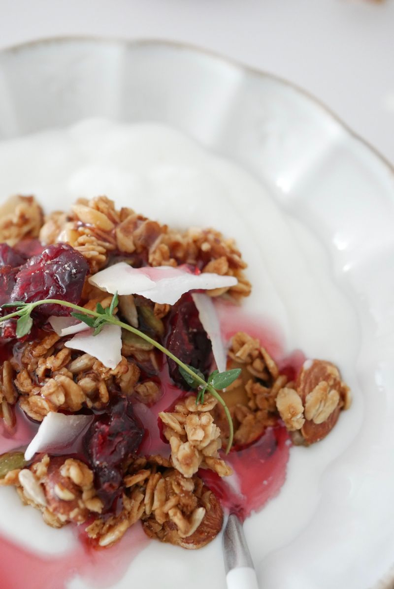 바삭바삭한 그래놀라에 내가 좋아하는 코코넛칩까지 듬뿍 !