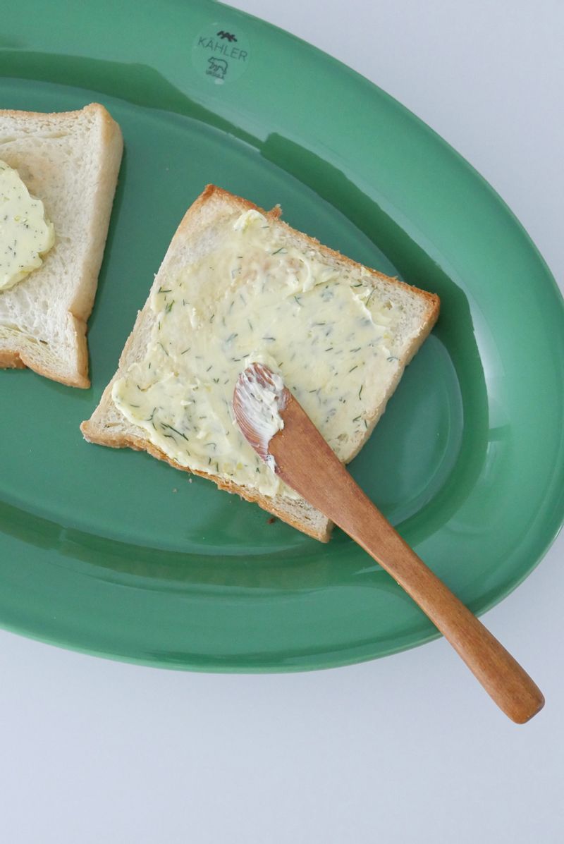 식빵에 슥슥 발라 먹으면 정말 맛있어요 :)