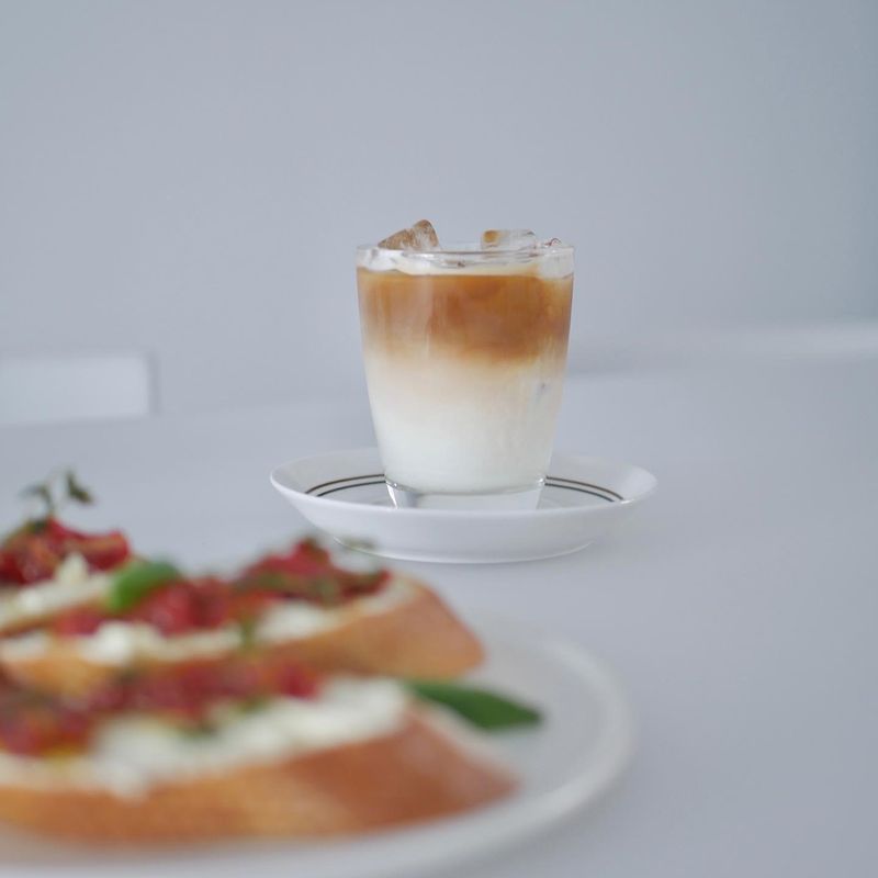 시원한 아이스라떼도 한잔 :)