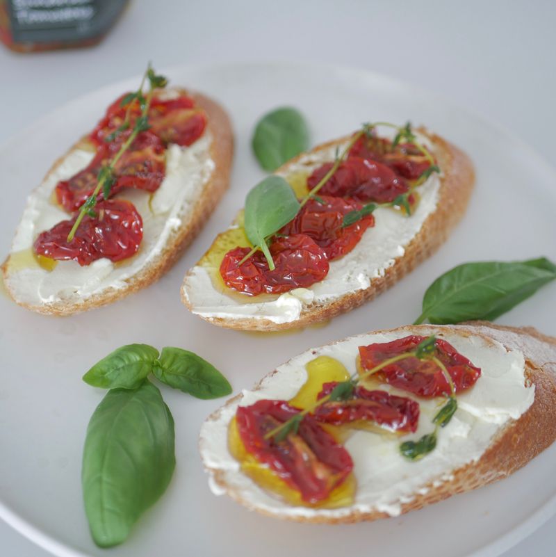 너무 맛보고 싶었던 썬드라이 토마토 :) 바게트 구워서 크림치즈 듬뿍 바르고 그 위에 썬드라이 토마토 올려서 먹었어요  #썬드라이토마토 #토마토 #브런치 #와인안주 #홈브런치