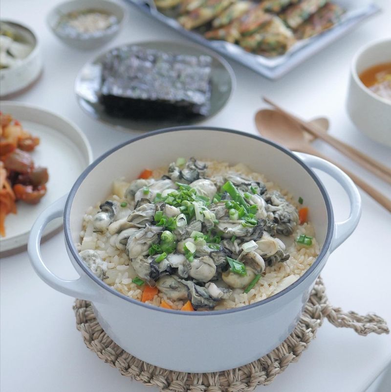 굴철이네요 :) 무도 맛있을 김장철이고 ! 무랑 굴만 있으면 영양만점 솥밥 완성 !  #솥밥 #근사한솥밥 #버미큘라