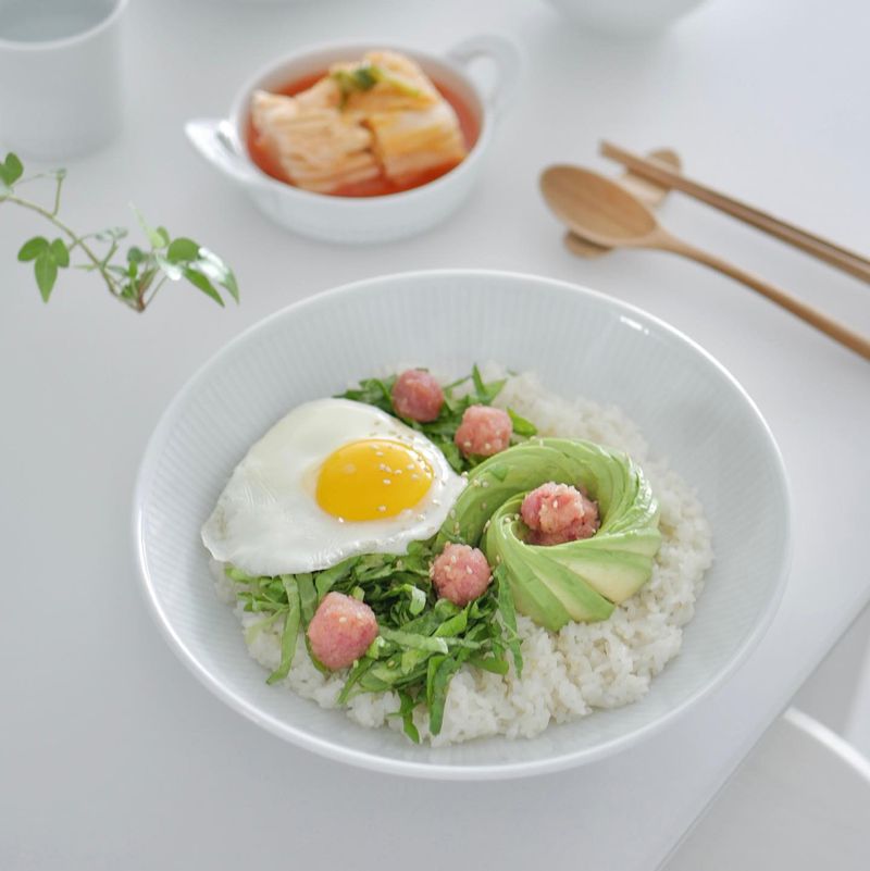 아보카도 후숙이 너무 잘 되어있어서 행복 :) 후숙이 잘 되면 잘 썰리고 모양도 예쁘게 잡혀요  #온더테이블 #아보카도 #아보카도명란비빔밥 #한그릇요리 #필리빗