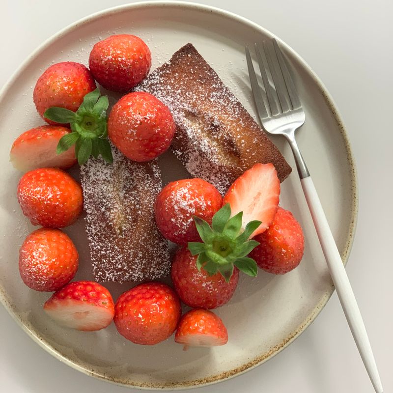 피낭시에와 딸기의 조합 :)