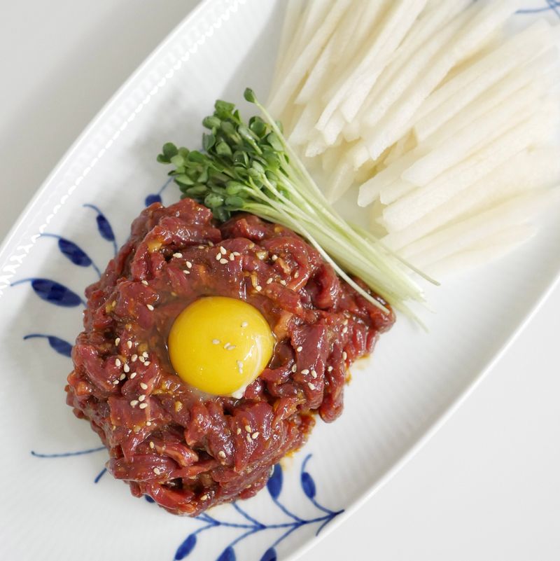 육회 는 음식점에서 먹어야한다는 생각을 버리게 한 이것 ! 신랑도 맛있다며 자주 주문해서 먹자고 하네요 :) 고기 신선하니 너무 맛있어요   #육회