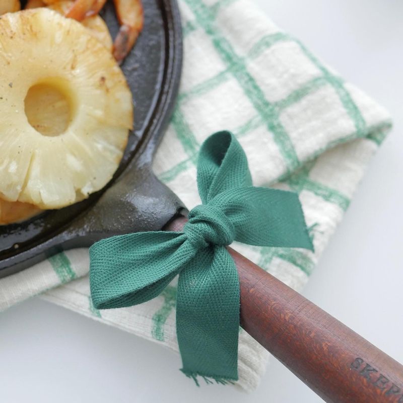 무쇠팬에 그린색 리본 묶어서 크리스마스 분위기 :)