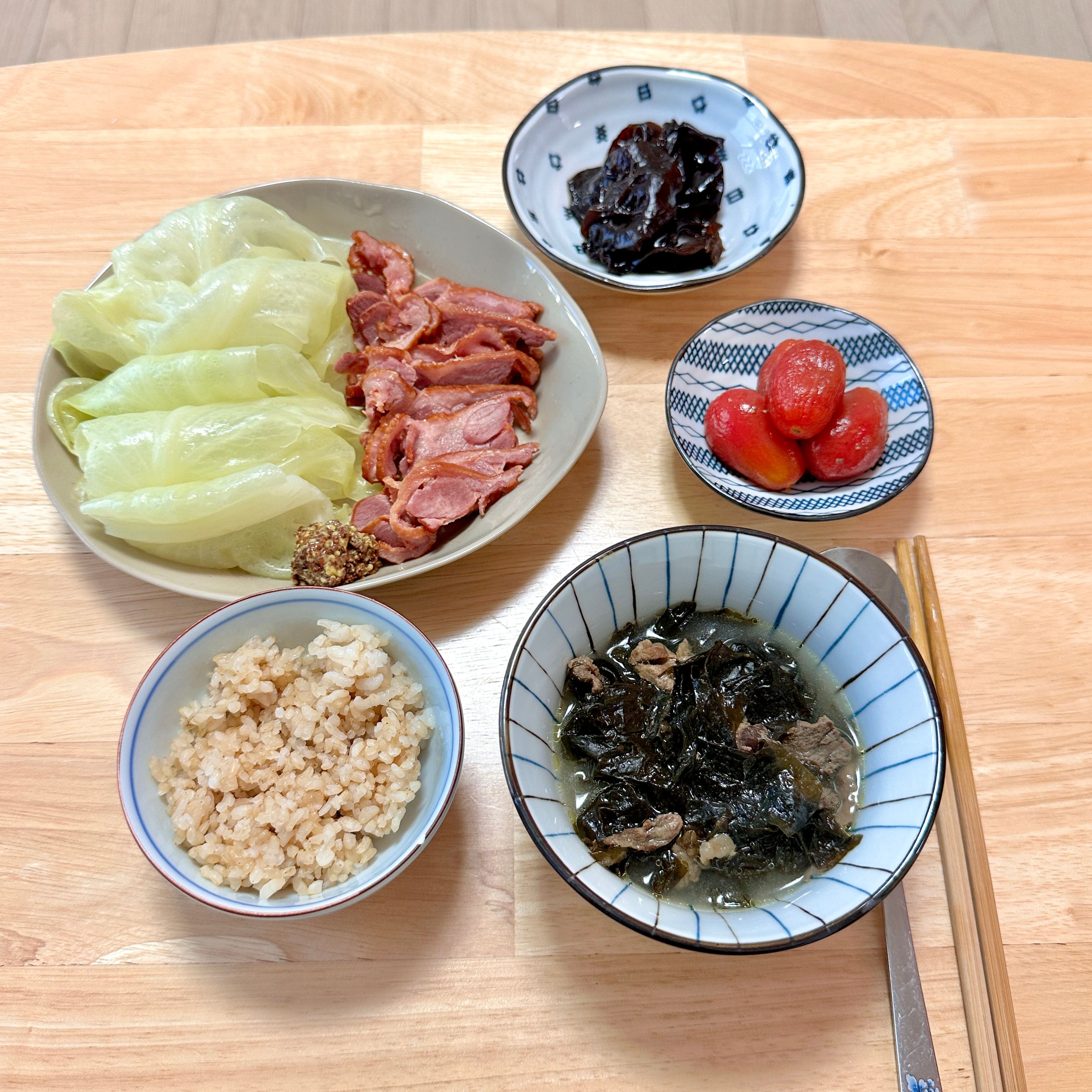 오리고기 양배추찜🥢  오리고기 후라이펜에 구우면  기름이 사방으로 튀어서 손이 잘 안가는데  냄비에 양배추랑 같이 쪄버리면 손도 안가고 기름도 안튀고 양배추랑 같이 쪄버리니 설거지도 확 줄어요!  여름맞이 새로 만든 방울토마토 매실절임이랑 목이버섯절임 같이 먹으면 기름지지 않고 산뜻하게 한끼뚝딱입니다!