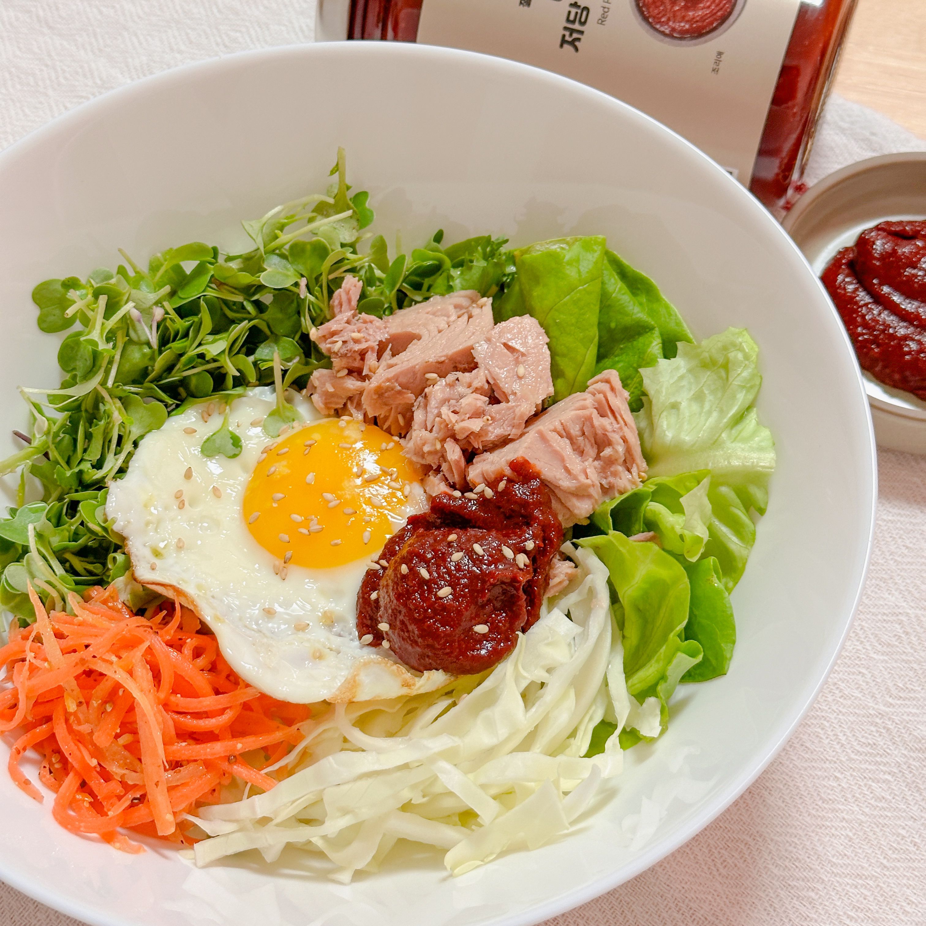 저당 고추장 참치비빔밥🥗  학생때 급식에 나오면 좋아했던 참치비빔밥 저는 성인이니까 참치 잔뜩 채소 잔뜩 넣어서 내맘대로 만들어 먹었어요  대신 고추장을 저당 고추장으로! 발아현미밥에 채소 듬뿍, 계란 하나, 당근라페 올리고, 기름뺀 참치에 저칼로리 고추장 한스푼! 마지막으로 참기름 쪼르륵 둘러주면 다이어트 저녁메뉴 완성이에요 다이어트지만 맛있게 저녁식사 먹자구요!