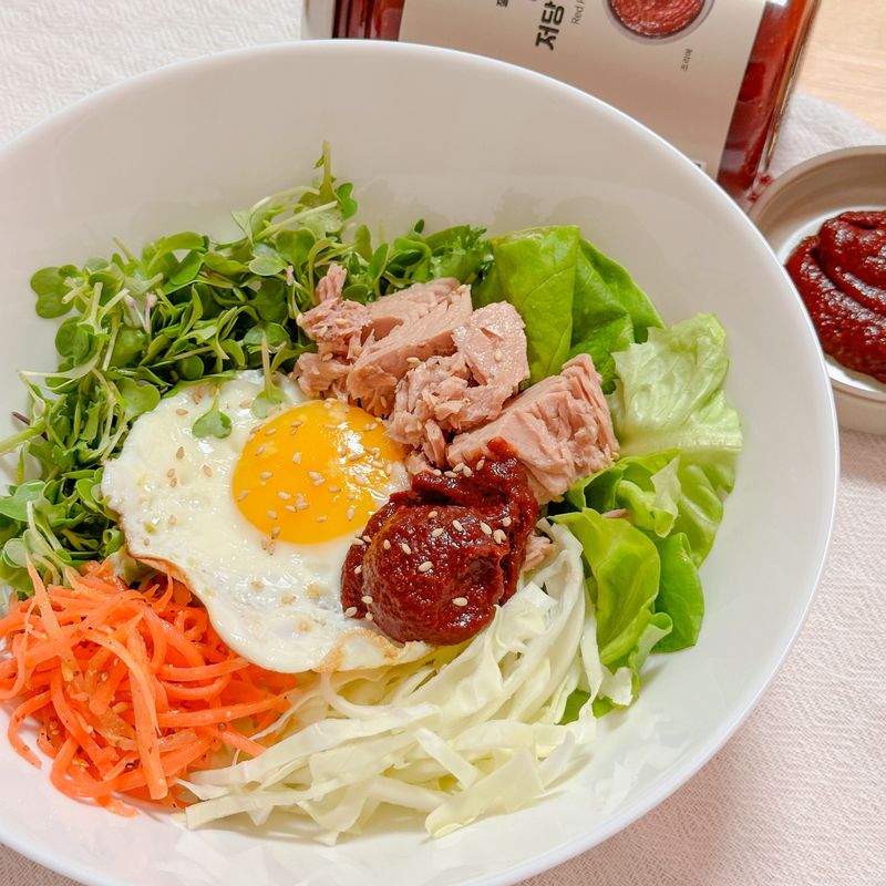 저당 고추장 참치비빔밥🥗 학생때 급식에 나오면 좋아했던 참치비빔밥 저는 성인이니까 참치 잔뜩 채소 잔뜩 넣어서 내맘대로 만들어 먹었어요 대신 고추장을 저당 고추장으로! 발아현미밥에 채소 듬뿍, 계란 하나, 당근라페 올리고, 기름뺀 참치에 저칼로리 고추장 한스푼! 마지막으로 참기름 쪼르륵 둘러주면 다이어트 저녁메뉴 완성이에요 다이어트지만 맛있게 저녁식사 먹자구요!