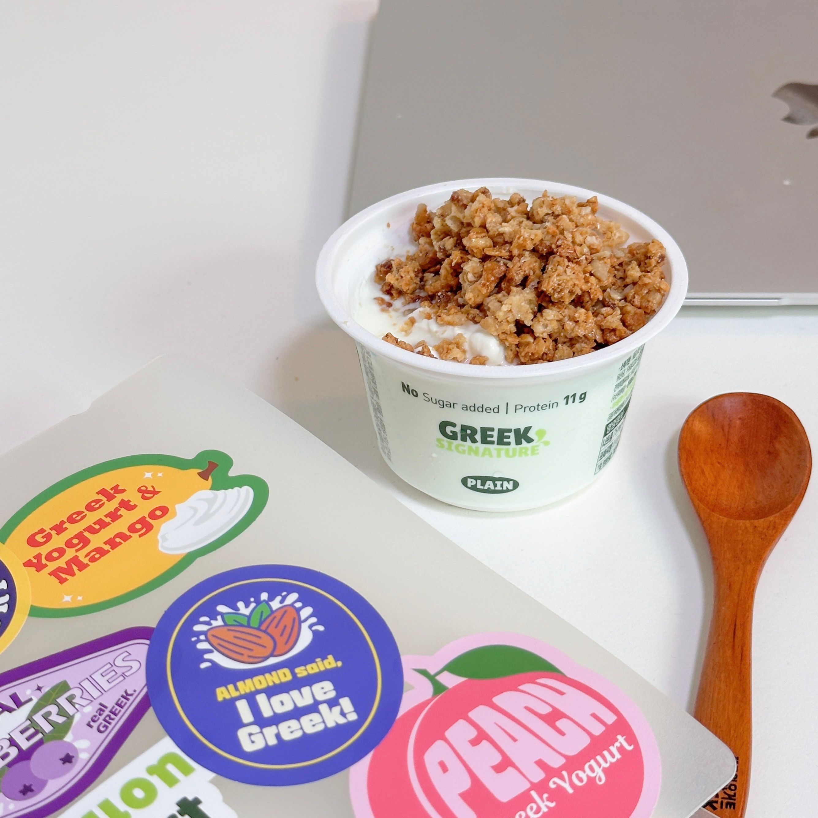 간단하게 먹는 모닝 그릭요거트🍨  할 일을 노션에 정리하기도 하지만 생각을 정리해야 하거나 머리가 복잡해지면  손으로 직접 쓰면서 정리를 하고 디지털로 옮겨놔요  요즘처럼 바쁜때는 아침에 일어나서 간단한 아침을 먹으면서 노트에 하나씩 끄적끄적 써보면서 우선순위를 정해요  담백하고 간단한데 든든해서 아침 식사로 좋기도 하고 다른일 하면서 먹기엔 요거트가 딱이더라고요 이럴땐 바쁘니까 컵에 바로 먹는걸 선호해요 😂 그래야 빨리 먹고 정리해서 나갈 수 있거든요!  다들 오늘 아침메뉴는 어떤걸 드셨나요? 
