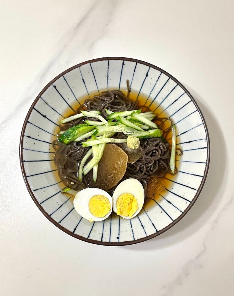 날씨가 너무 더워져서 머리가 띵할 정도로 시~~원한 메밀국수가 땡기더라구요! 점심으로 한 그릇 뚝딱 했답니다 :) 면발도 부드럽고 육수도 깔끔하니 너무 맛있어서 먹는 내내 행복했어요☺️ #메밀국수 #여름음식 #생메밀면