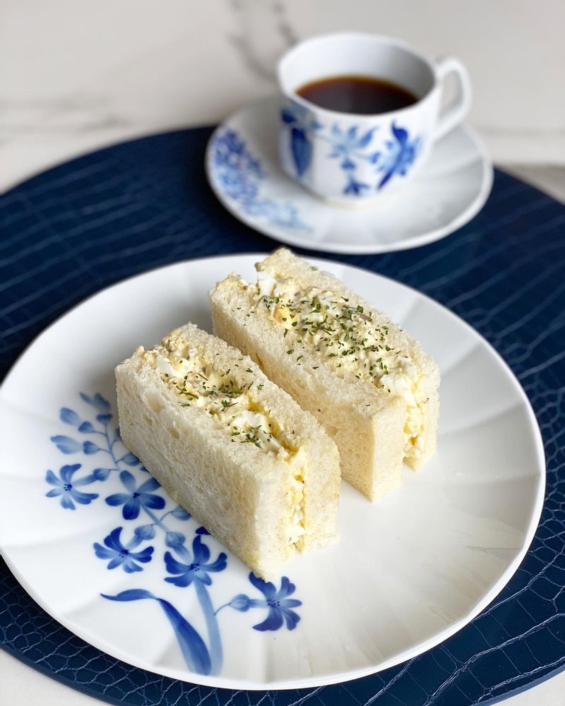 계란듬뿍 넣어 묵직한 에그산도 만들어서 커피랑 먹었습니다. 아이스아메리카노도 좋지만 이제 따뜻한 커피가 더 좋은 계절이네요. 오랜만에 꺼낸 그릇은 홈카페 분위기에 딱이네요 😊