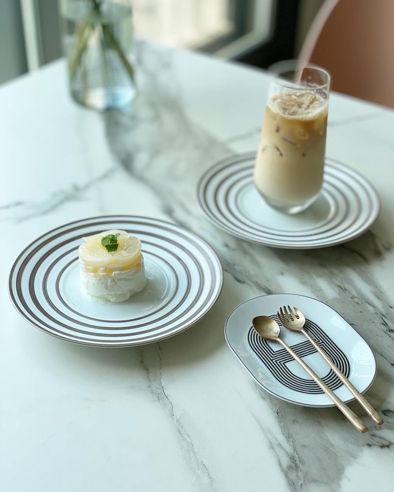 그릭모모를 변형 해 보았습니다. 그릭요거트 위에 복숭아병조림 슬라이스해서 올린후 시럽이나 꿀 뿌려 먹었답니다. 홈카페로 손색없는 메뉴네요 😋😋 #그릭모모 #홈카페