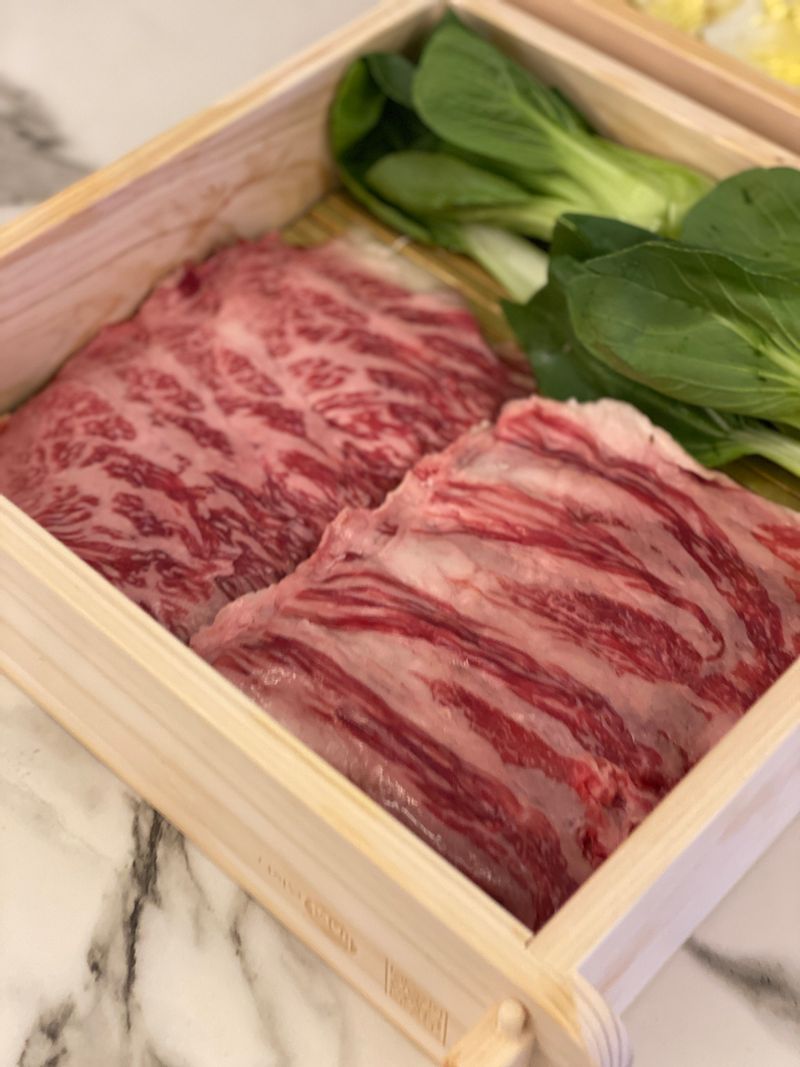 편백향 솔솔나는 편백찜 무얼 올려서 찜해도 맛있을테비맘 맛있는 차돌박이랑 냉털용 야채들 올려봅니다😋😋 #편백찜기 #집밥 #온더테이블