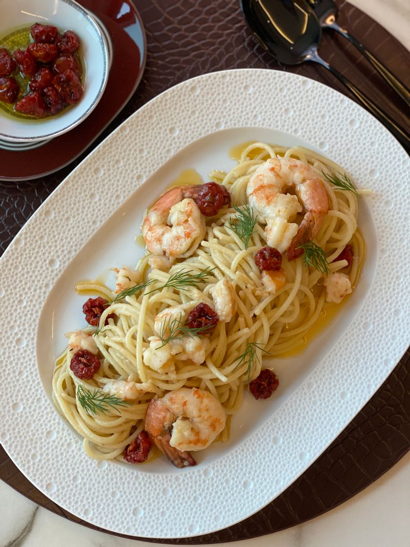 요즘 제철인 흰다리새우로 만든 파스타입니다. 싱싱한 새우가 있다면 머리, 껍질을 이용해서 새우오일을 만들어서 파스타를 만들면 풍미가 더 찐한 파스타가 된답니다. 루꼴라가 없어 딜을 올렸는데 제 입엔 딜이 더 맛있네요. #새우오일파스타 #오일파스타