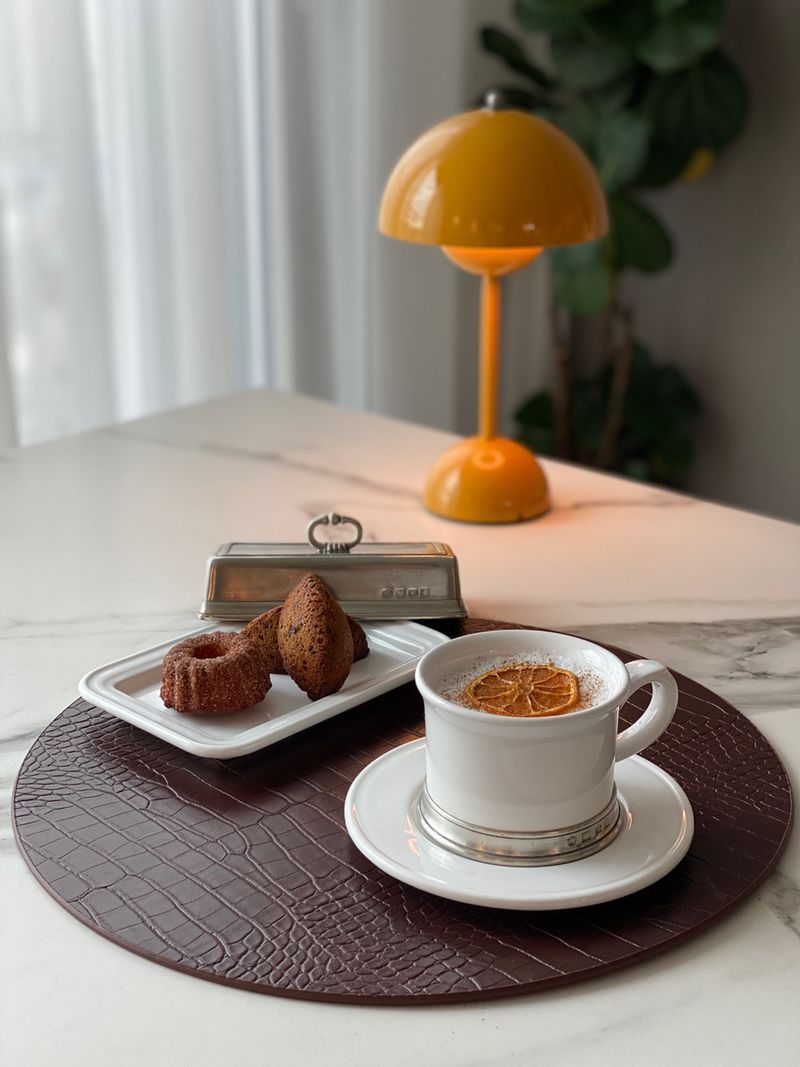 날씨가 추워지니 목도 칼칼 코도 맹맹하네요. 커피말고 따뜻한 진저라떼 만들어서 티타임했답니다. 라떼에 시나몬가루 톡톡 뿌리고 감귤칩 올리니 향도 맛도 더 좋앚네요   #진자라떼 #티타임 #홈카페 #코지타