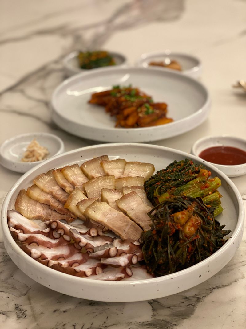 맛있는 갓김치랑 고들빼기김치가 있어서 수육삶았어요. 문어숙회랑 같이 곁들여 삼합으러 먹었더니 별미네요. 이제 김장철이 돌아오네요. 맛있는 김치에 돼지고기 수육 궁합 좋은 맛있는 음식이네요 😋