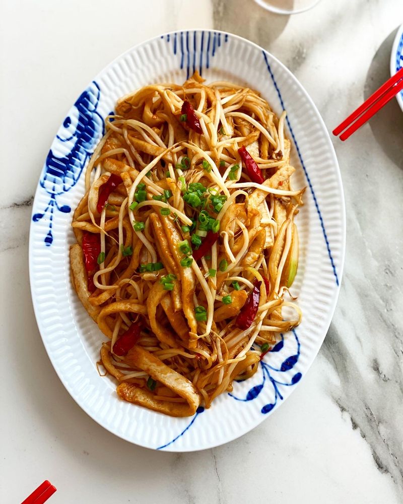 어묵숙주볶음 고추기름 넣어 화끈하게 볶은 어묵숙주볶음입니다. 차돌숙주볶음 말고 어묵 넣어서 깔끔하게 볶았더니 이건 술안주네요. 어떤 주종도 잘 어울리는 맛입니다. 불맛나는 화끈한 어묵숙주볶음 주말 메뉴로 좋을 것 같아요 ^^ #어묵숙주볶음 #술안주 #안주