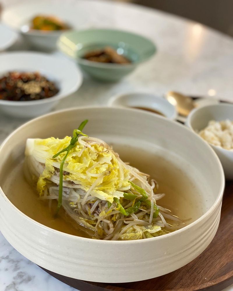 배추가 맛있어지는 시기입니다. 겨울에 먹기 딱 좋은 차돌배추찜 입니다. 배추 사이에 숙주랑 차돌박이 끼워 넣도 미나리리본 묶어서 육수 자박하게 부어 찌듯이 익혔어요. 이거 별미입니다 😋😋  #겨울밥상 #배추찜 #저녁밥상 #광주요