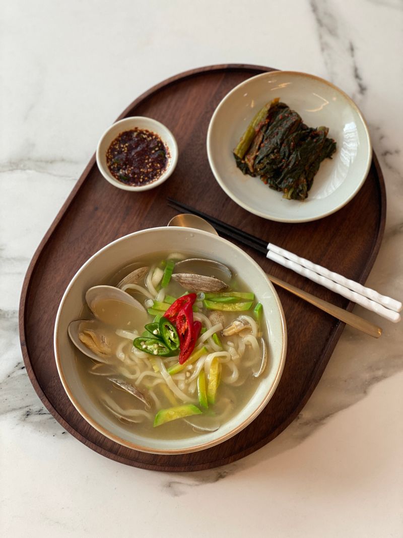 비가 와서 쌀쌀해지는 날에 생각나는 칼국수 바지락칼국수 끓여서 면식수행 했습니다. 예쁜 광주요 단지 면기에 담았더니 칼국가 더 맛깔나게 보이네요 ^^ #바지락칼국수 #면요리 #칼국수 #집밥 #광주요