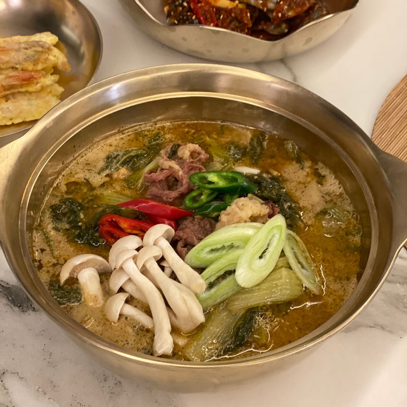 사골우거지찌개랑 양념게장으로 겨울같은 가을밥상 차렸습니다. 날이 추워져서 유기그릇도 꺼냈답니다. 뜨끈한 국물요리 매콤한 게장무침 두가지 다 밥도둑이네요.   #양념게장 #사골우거지찌개 #유기그릇 #한식밥상