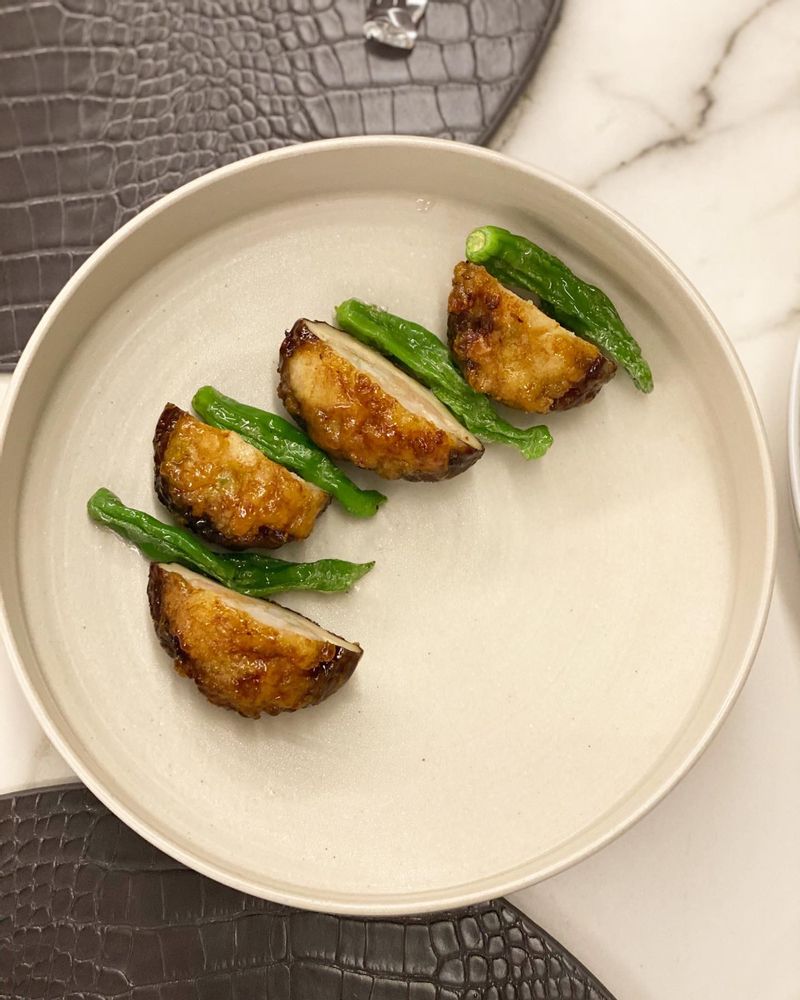 표고버섯에 새우속을 채워 튀겨서 꽈리 고추랑 곁들여서 만든 새우표고조림 입니다. 손님 초대 할때내면 다들 좋아하는 메뉴예요. #초대음식 #한식 #새우표고조림